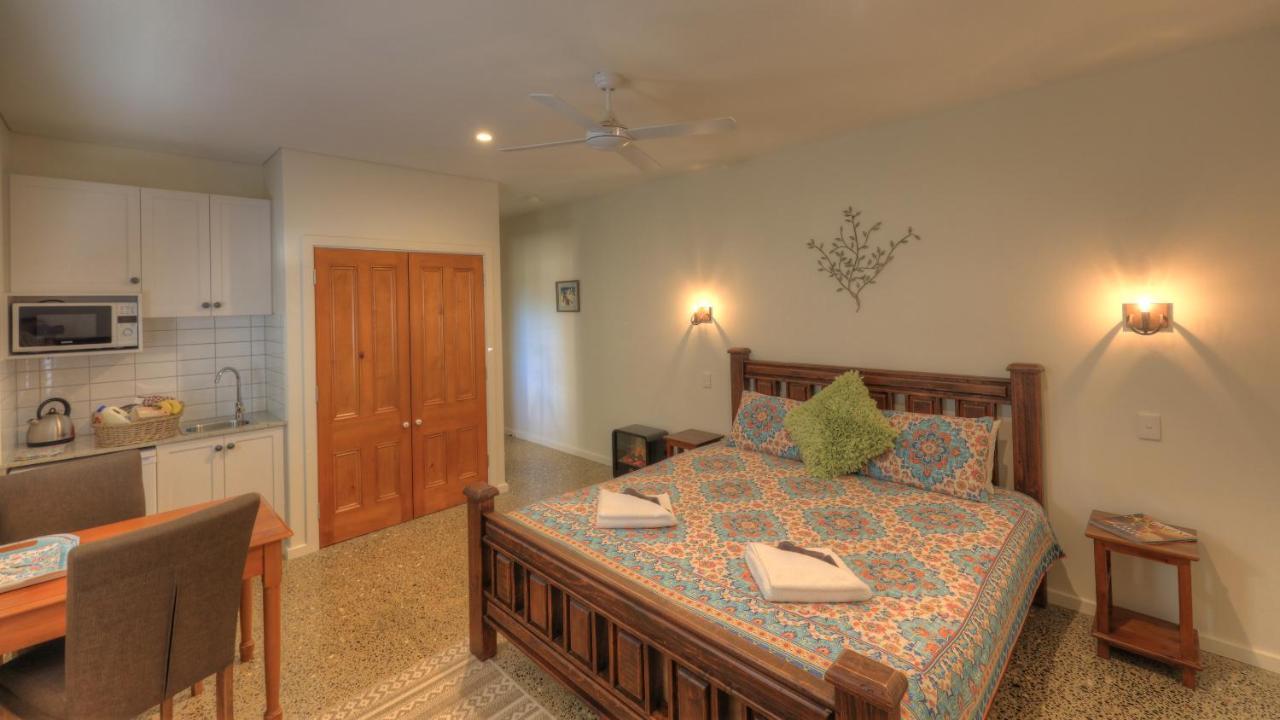 Bridle Guesthouse เมลเลนี ภายนอก รูปภาพ